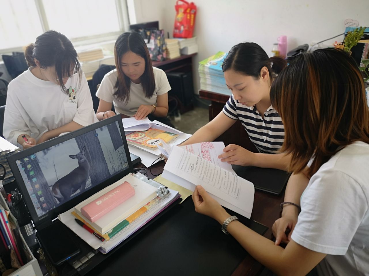 小组成员讨论课题研究方案图片